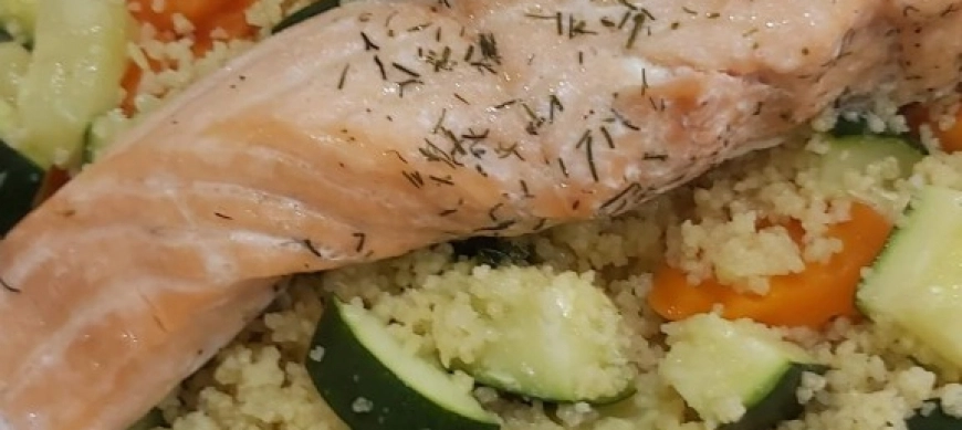 Salmón con cuscús, verduras y salsa de cúrcuma