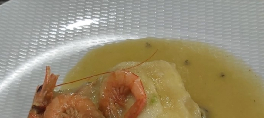 Merluza con gambas en salsa de puerros