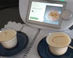 Step <p>Ponemos el arroz en el vaso </p><p>10 sg. velocidad 10</p><p>Apartamos en un cuenco y echamos un poco de leches para disolver el arroz </p> illustration