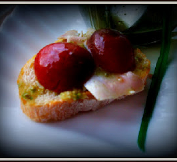 Tapa de fiambre de pollo con tomates cherry y mojo verde